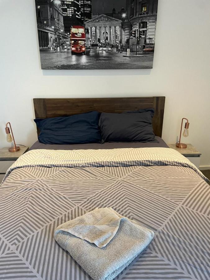 Luxury En-Suite Room Olympic Village In Shared Apartment Londra Dış mekan fotoğraf