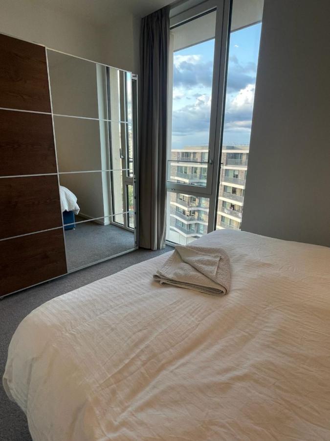 Luxury En-Suite Room Olympic Village In Shared Apartment Londra Dış mekan fotoğraf