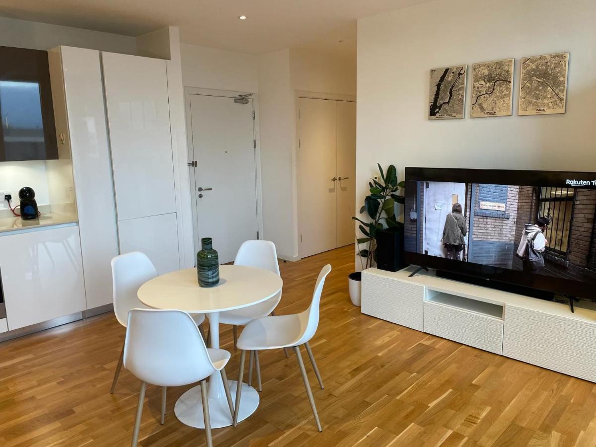 Luxury En-Suite Room Olympic Village In Shared Apartment Londra Dış mekan fotoğraf