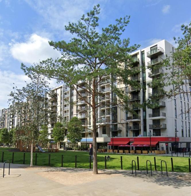 Luxury En-Suite Room Olympic Village In Shared Apartment Londra Dış mekan fotoğraf